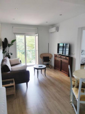 Apartamento moderno con oficina y balcón